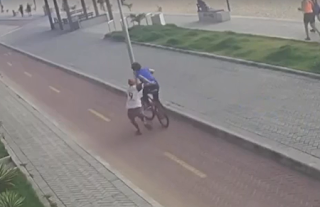Ciclista tem a bicicleta roubada quando pedalava na orla de Piedade, em Jaboatão