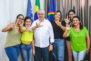 Prefeito Joselito Gomes recebe integrantes da comunidade surda de Gravatá