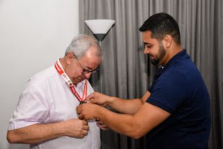 Prefeito de Gravatá é homenageado por atleta medalhista mundial de karatê