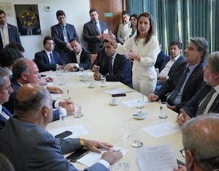 Raquel Lyra em Brasília: a postura de quem está no controle e sabe o que está fazendo – Por Ismael Alves
