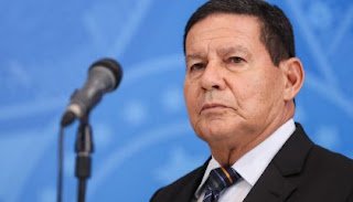 “Patriotas resistem com coragem face ao ódio”, diz Mourão