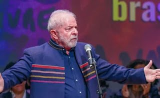 “Ninguém tem autoridade para falar em política fiscal comigo”, diz Lula após recuos do mercado por falas do petista
