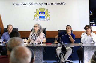 A pedido da vereadora Liana Cirne, Câmara Municipal debate concessão de licença de táxi no Recife