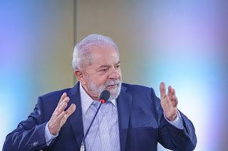 Com aumento de 23 para 37 ministérios, Lula fala em “apertar o cinto” com gastos
