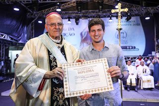 Dom Fernando Saburido recebe a mais alta comenda concedida pela Prefeitura do Recife