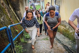 Governadora Raquel Lyra deixa o Palácio e sobe morro, no Recife, para anunciar regularidade no abastecimento de água