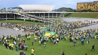 Bolsonaristas furam bloqueio e invadem Congresso, Planalto e STF