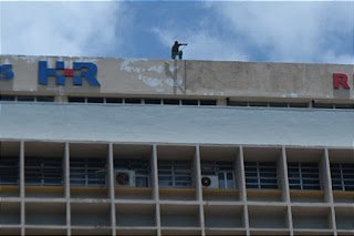 Flagrante: sem proteção, trabalhador se arrisca ao pintar fachada do Hospital da Restauração no Recife