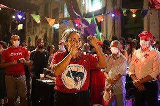 Olinda: deputada Rosa Amorim leva choque em poste público em prévia carnavalesca Olinda: deputada Rosa Amorim leva choque em poste público em prévia carnavalesca