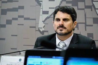 VÍDEO • Senador Marcos do Val diz que Bolsonaro tentou convencê-lo a dar golpe e anuncia renúncia