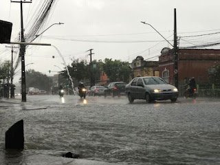 Segunda-feira começa com chuva, pontos de alagamento e transtorno no Recife e Região Metropolitana