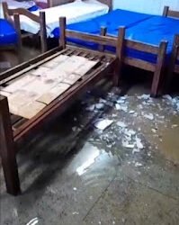 VÍDEO – Deputado mostra sala de repouso de técnicos de enfermagem alagada no Hospital Getúlio Vargas e aciona Raquel Lyra: “chegue pra ver isso”