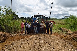 No Engenho Devaneio, em Amaraji, ‘Rômulo Pão com Ovo’ reconstrói boeira em estrada que dá acesso a Primavera e agricultores comemoram