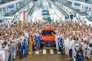 Em Pernambuco, Lula visita polo automotivo e acompanha produção de veículo Em Pernambuco, Lula visita polo automotivo e acompanha produção de veículo