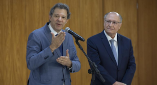 Alckmin e Haddad anunciam programa para barateamento do carro popular com desconto de até R$ 8 mil Alckmin e Haddad anunciam programa para barateamento do carro popular com desconto de até R$ 8 mil