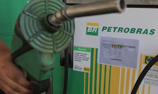 Redução no preço da gasolina para as distribuidoras começa a valer nesta sexta (16)