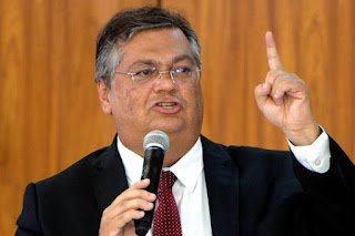 Dino demite delegado da PF que disse que “pretos não fazem nada direito”