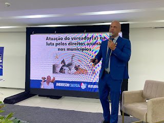 Anderson Correia palestra sobre direitos dos animais em encontro de gestores legislativos da UVB