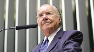 Ex-presidente José Sarney sofre queda em casa e é hospitalizado