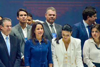 France Hacker levanta a bandeira contra a crise nas prefeituras durante o 6º Congresso Pernambucano de Municípios