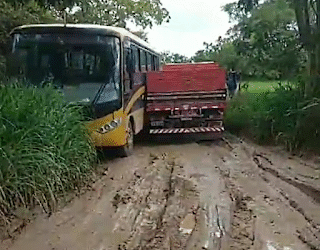 Leitor do blog registra atolamento de mais um ônibus escolar de Chã Grande e desabafa sobre situação das estradas: “uma desgraça”