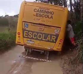 Chã Grande: ônibus atola, estudantes ficam presos e pais reclamam de falta de manutenção na estrada; ninguém se feriu