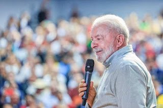 Lula diz que Bolsonaro priorizou armas e deixou brasileiros com fome Lula diz que Bolsonaro priorizou armas e deixou brasileiros com fome
