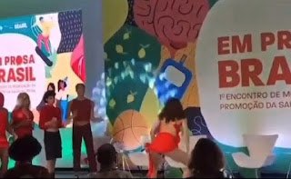 Mulher realiza dança sensual durante evento do Ministério da Saúde e gera críticas