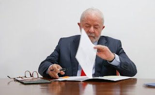 Lula sanciona lei que institui pensão para filhos de vítimas de feminicídio