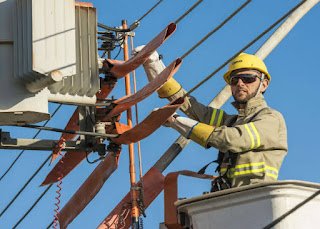 Grupo Neoenergia realiza manutenção na rede de distribuição de energia elétrica de Chã Grande