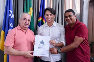Prefeito de Gravatá recebe deputado João de Nadegi para entrega de emenda no valor de 120 mil para a Saúde municipal