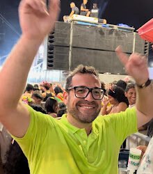 No frenesi do Carnaval de Gravatá, Giestosa faz corpo a corpo e cai na folia