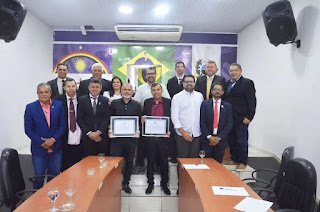 Comunicação a serviço do povo e iniciativas sociais: Jota Silva e Aldo Lamassa recebem Moção de Aplausos da Câmara de Chã Grande