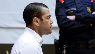 Daniel Alves é condenado a 4 anos e 6 meses por estupro na Espanha
