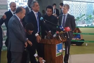 Durante entrevista coletiva, deputados tiram microfone da Globo de púlpito e criticam emissora