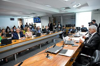 CCJ do Senado aprova PEC que criminaliza o porte de drogas; Humberto Costa (PT) e outros três senadores foram contra