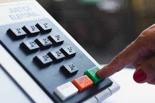 Especialista em Direito Eleitoral explica novas regras do TSE para uso da inteligência artificial nas eleições 2024