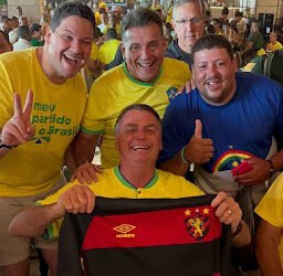 Pré-candidato a prefeito de Camaragibe, Felipe Dantas presenteia Bolsonaro com camisa do Sport