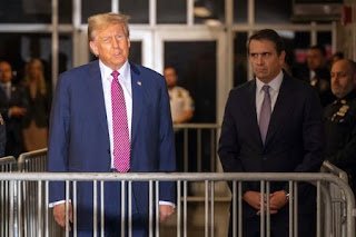 Morre homem que queimou o próprio corpo diante do tribunal onde Trump é julgado