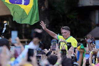 Bolsonaro diz a apoiadores no Rio que Musk “preserva” a liberdade de expressão