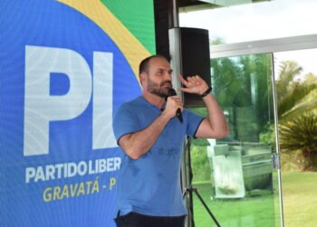 Em Gravatá, Eduardo Bolsonaro defende que a direita deve “dosar o discurso” visando as eleições municipais Em Gravatá, Eduardo Bolsonaro defende que a direita deve “dosar o discurso” visando as eleições municipais