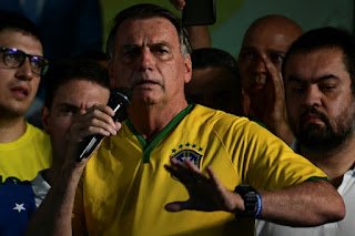 Bolsonaro volta a ser internado em Manaus após infecção na perna e no braço