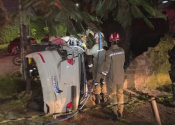 Recife: Criminosos roubam carro e  veículo capota durante a tentativa de fuga; um dos assaltantes morreu preso nas ferragens