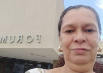 Quem é Heloísa, filha de Olavo de Carvalho que vivia confrontando o pai, foi excluída de testamento e  agora busca na justiça  direito  a parte da herança