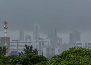 Prefeitura do Recife renova alerta de atenção por chuva, recomenda evitar circulação e cita alagamentos e possibilidade de deslizamentos para esta quarta-feira (29)