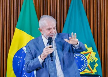 Lula é vaiado e diz: “Não permitam que eleições façam com que vocês percam a civilidade”