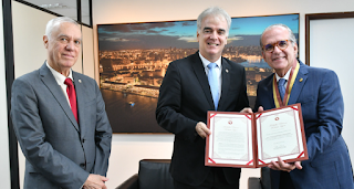 Senador Fernando Dueire recebe medalha Roberto Lyra Senador Fernando Dueire recebe medalha Roberto Lyra