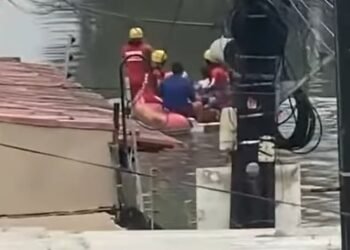 Chuvas intensas no Recife levam Bombeiros a resgatar família ilhada