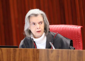 Cármen Lucia toma posse na presidência do TSE