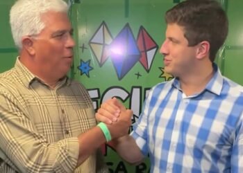 João Campos durante encontro com Jorge Luís, pré-candidato a prefeito de Chã Grande: “tamo junto”